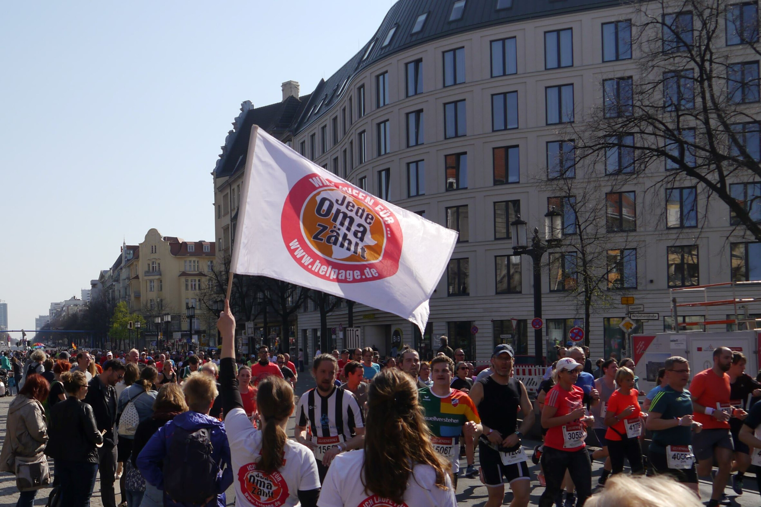 Die "Jede Oma zählt"-Fahne weht beim BMW Berlin-Marathon